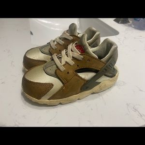 Stussy x Nike Air Huarache LE 'Desert Oak' 21